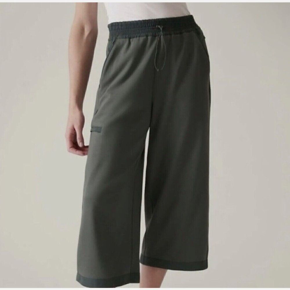 Athleta Triumph Hybrid Wide Crop Size Medium Bali Green Activewear Pants